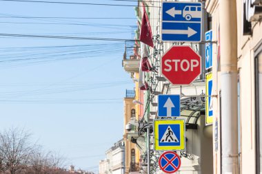 Trafik işaretleri. Yaya geçidi, tek yönlü trafik, stop ve Park belirtisi.