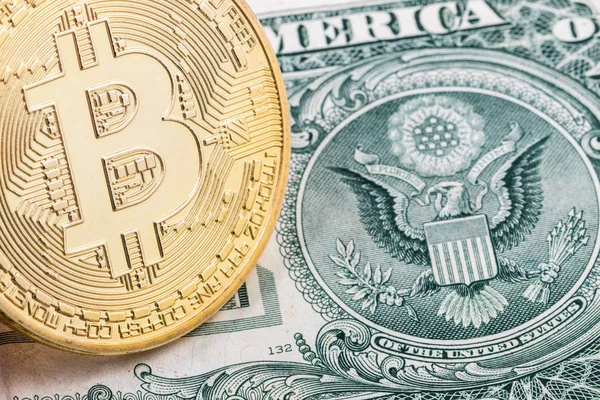 Altın bitcoin dolar banknotunun üzerinde yakın büyük mühür Amerika Birleşik Devletleri arka plan ile çekim