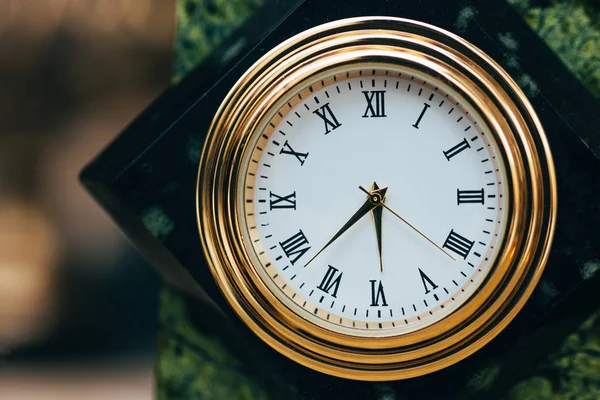 黄金の国境を接するクローズ アップ ビンテージ時計 — ストック写真