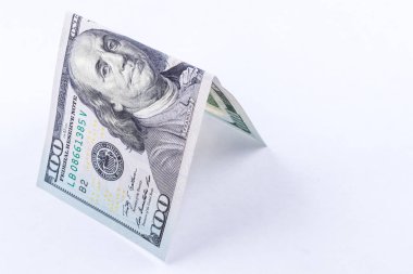 yüz dolar bill çatı beyaz arka plan üzerinde izole. İyi bir yatırım kavramı