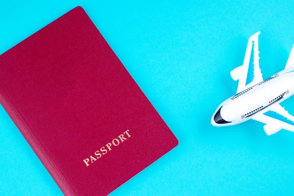 Літак Червоний Паспорт Синьому Фоні Концепція Подорожей — Безкоштовне стокове фото