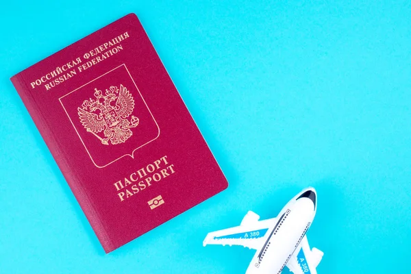 Avión Pasaporte Rojo Ruso Sobre Fondo Azul Concepto Viajar — Foto de Stock