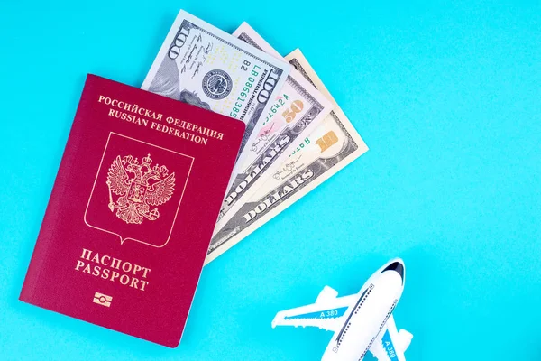 Avión Pasaporte Rojo Ruso Con Billetes Dólar Sobre Fondo Azul — Foto de Stock