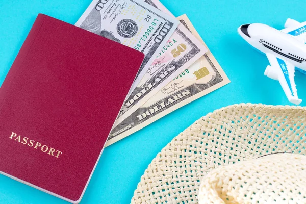 Sombrero Avión Pasaporte Rojo Con Billetes Dólar Sobre Fondo Azul — Foto de Stock