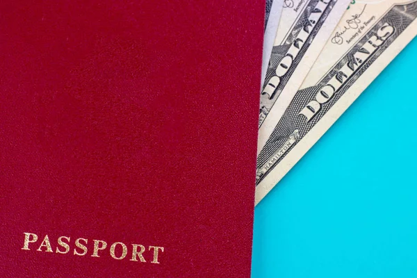 Pasaporte Rojo Con Billetes Dólar Sobre Fondo Azul Concepto Viajar — Foto de Stock