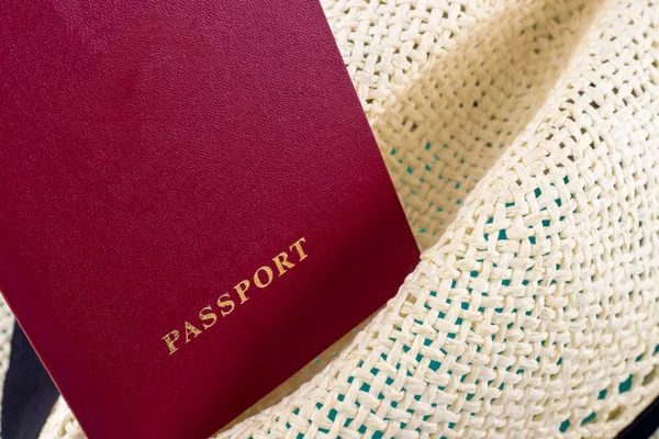 关闭红色护照在帽子 旅游理念 — 免费的图库照片