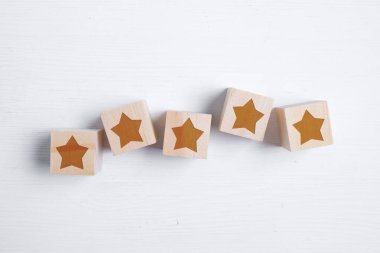 Tahta bloklardaki beş yıldız en iyi dereceyi gösteriyor. En iyi skor. Düz yatıyordu.