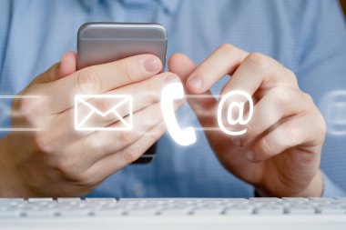 Gömlekli bir adam akıllı telefonu eliyle tutar. Posta, telefon ve internet üzerinden soyut iletişim simgeleri. Geri bildirim kavramı.