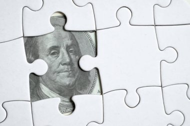 Yüz dolarlık banknotların resmi Beyaz bir bulmacadan.