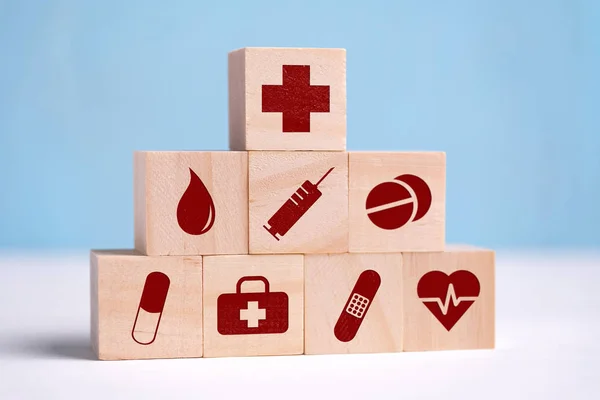 Cubos de madeira são ícones de ícones com mel, análises, seringa, comprimidos, pílula, band-aid e coração . — Fotografia de Stock