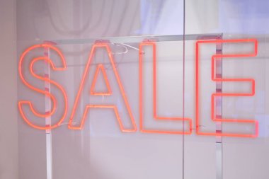 Mağaza vitrininde neon kırmızı tabela satışı