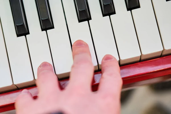 Hände am Klavier. Konzeptspiele auf dem Musikinstrument. — Stockfoto