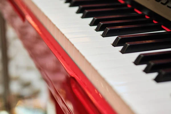 Musikinstrument - Klavier. Blick von der Seite. — Stockfoto