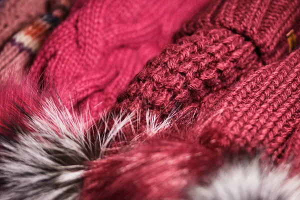 Вовняна зимова текстура червоні капелюхи на стійці в магазині . — стокове фото