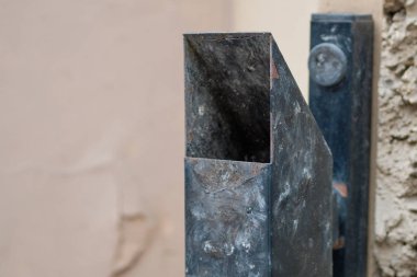 Kirli metal kül tablası binaya sabitlendi.