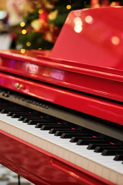 Musikinstrument - Klavier. Blick von der Seite. Nahaufnahme. — Stockfoto