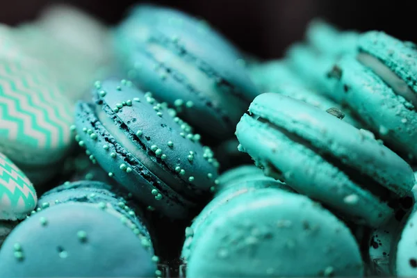 Abstrato Macaroons deliciosos e bonitos à venda. Cor de tendência tonificada - azul. Cor de 2020 . — Fotografia de Stock