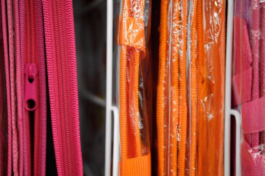 Mağazadaki rafları kırtasiye malzemesi olarak kabul et.