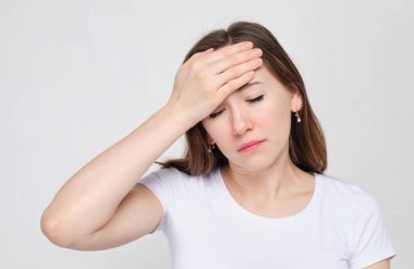 Beyaz gömlekli genç bir kızın portresinin alnında bir el vardı. Yüksek sıcaklık soğuk hastalık, grip konsepti.