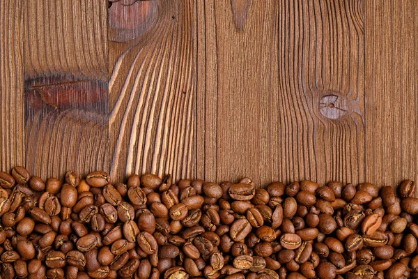 Roasted coffee beans on a wooden background. Top view. — Stock Photo, Image