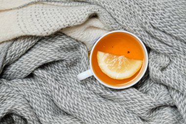 Atkıya sarılmış limonlu bir fincan çay. Uzayı kopyala Üst görünüm.