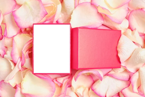 Piros ajándék doboz másolni helyet hátterében rózsaszín szirmok. — Stock Fotó