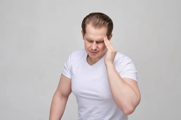 The man in white shirt suffers from sclerosis. Problems with the memory and forgetfulness. — Stok fotoğraf