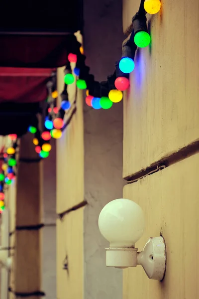 La facciata del ristorante è decorata con luci colorate . — Foto Stock