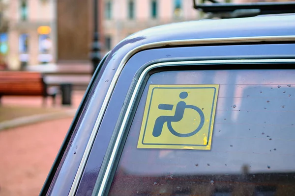Знак мужчины в кресле - инвалид на заднем стекле автомобиля . — стоковое фото