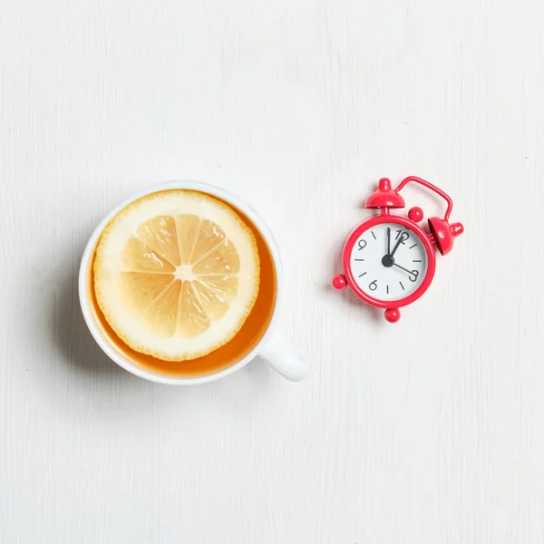 Image abstraite de la pause thé au citron sur fond de bois blanc. vue de dessus . — Photo