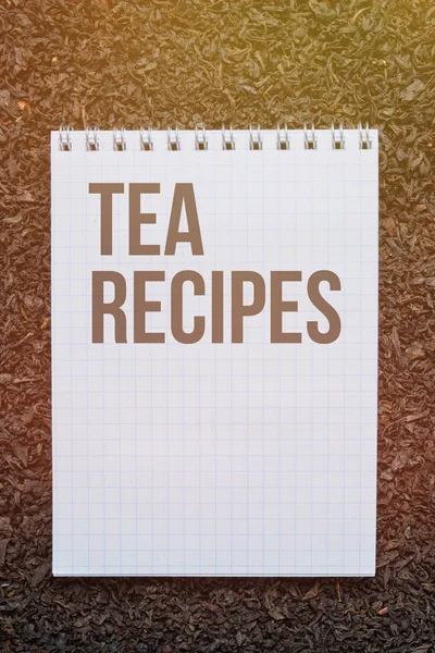 Text tea recipes on a notepad and lies on dry tea. — 图库照片