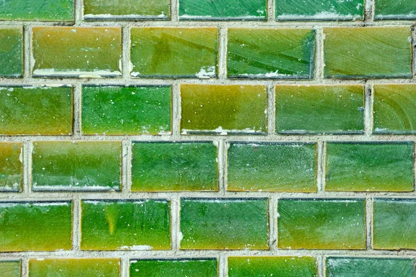 Muro di mattoni come una texture a luce verde brillante . — Foto Stock