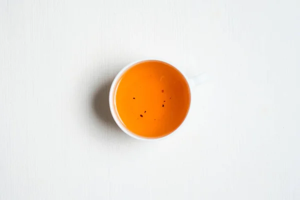 Чашка чаю на білому дерев'яному фоні. Вид зверху . — стокове фото