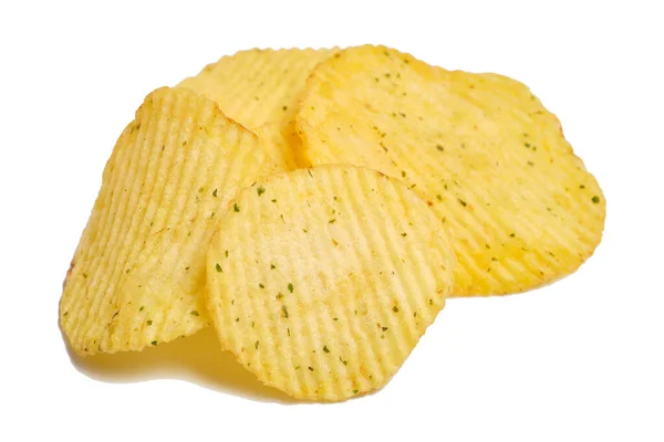 Mehrere Kartoffelchips mit Gewürzen auf weißem Hintergrund. Isoliert. — Stockfoto