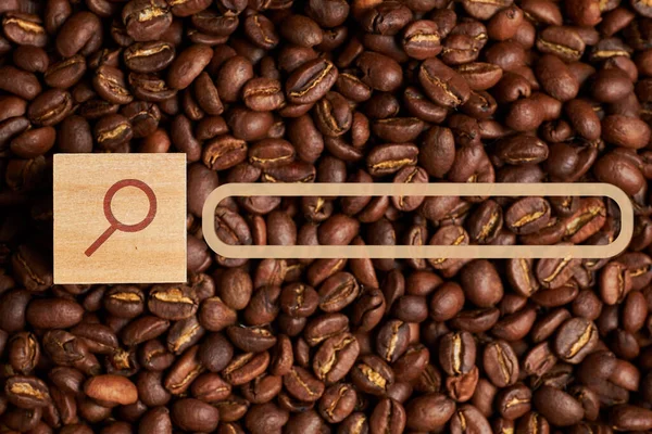 Recherche abstraite de café faite à partir de loupe et grains de café sur fond . — Photo