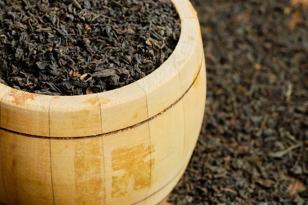 A wooden barrel filled with dry black tea for sale by weight. — 图库照片