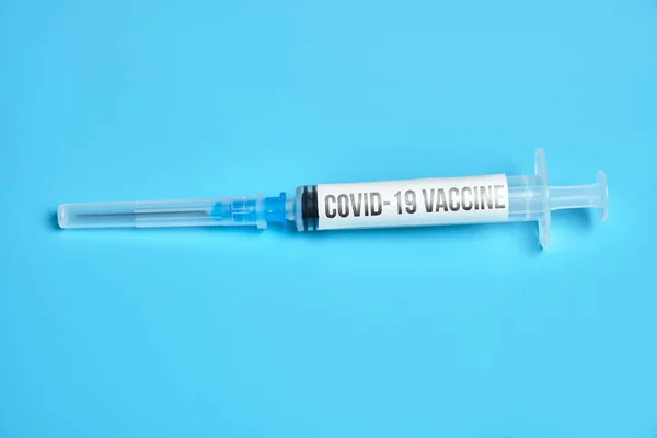 Lékařská Stříkačka Nápisem Covid Vakcínou Modrém Pozadí Virus Léčba Koncepce — Stock fotografie