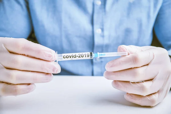 Medico Tiene Una Siringa Con Iscrizione 2019 Covid Virus Concetto — Foto Stock
