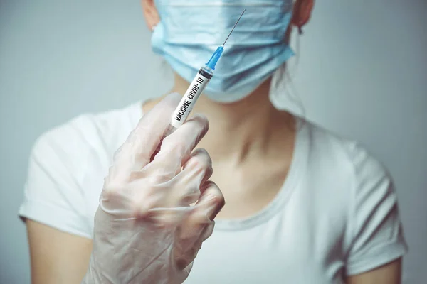 Infermiera Mascherata Tiene Una Siringa Con Vaccino Contro Virus Covid — Foto Stock