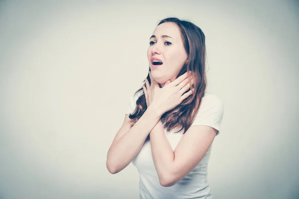 Flicka Vit Shirt Kvävs Allergisk Reaktion Försonad Närbild — Stockfoto