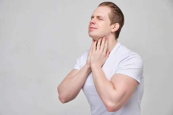Man Masserar Nacken Smärta Begreppet Sköldkörtelproblem Närbild — Stockfoto