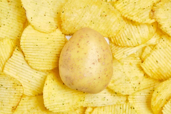 Fluterade Chips Med Potatis Högst Upp Närbild Ovanifrån — Stockfoto