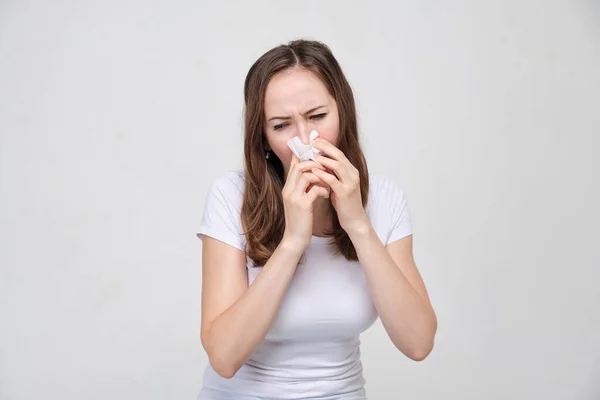 Une Fille Shirt Blanc Souffre Une Allergie Chronique Gros Plan — Photo