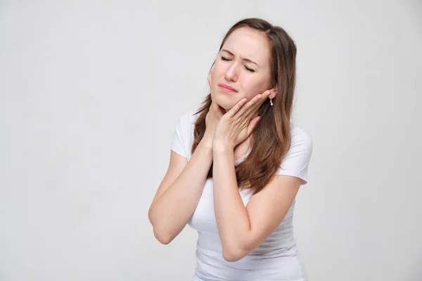 Ein Mädchen Weißen Shirt Hat Halsschmerzen Beim Schlucken Nahaufnahme — Stockfoto