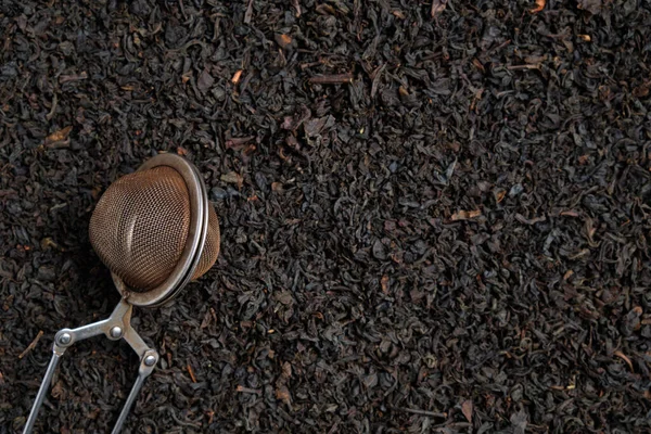 Металевий Пивоварний Інструмент Фоні Чорного Чаю Копіювальним Простором Близько Вид — стокове фото