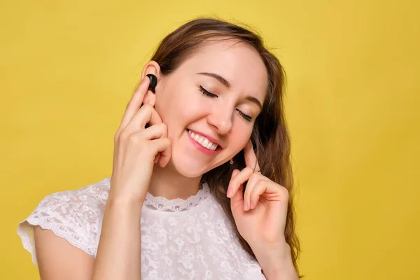 Een Meisje Zomerkleren Staat Een Gele Achtergrond Houdt Met Haar — Stockfoto