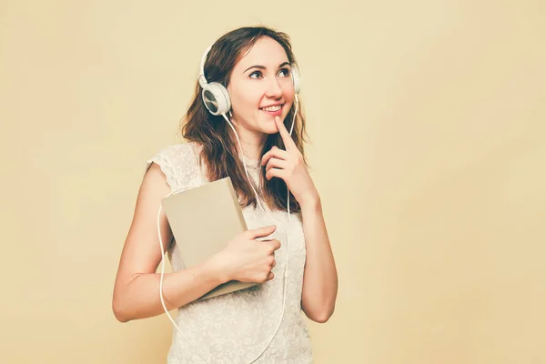 Chica Escucha Abstractamente Audiolibro Con Auriculares Conectados Libro Sonríe Pensativamente —  Fotos de Stock