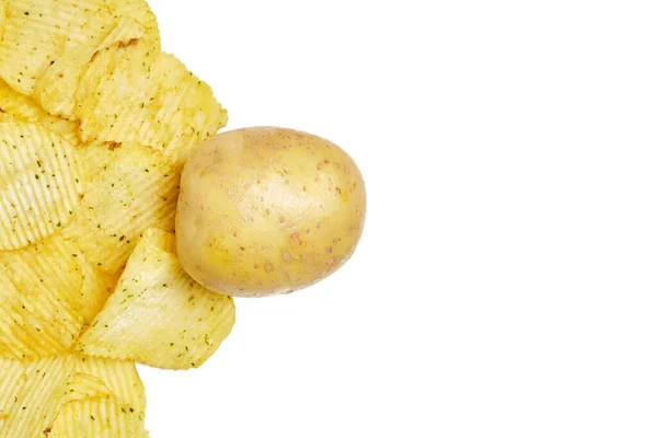 Råpotatis Chips Och Vit Bakgrund Isolerad Uppfattat Utrymme Närbild Ovanifrån — Stockfoto