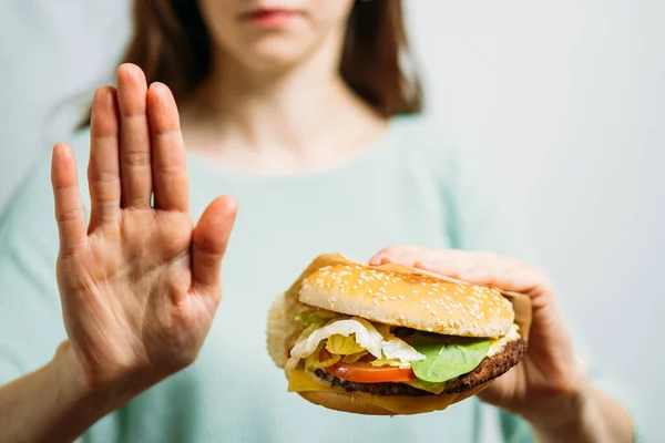 Дівчина Показує Зупинити Бургер Здоровий Спосіб Життя Крупним Планом — стокове фото