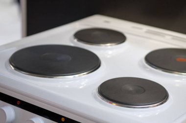 Mutfak gereçleri modern elektrikli beyaz soba. Kapat..